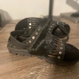 UGG women’s sandals in very good condition.